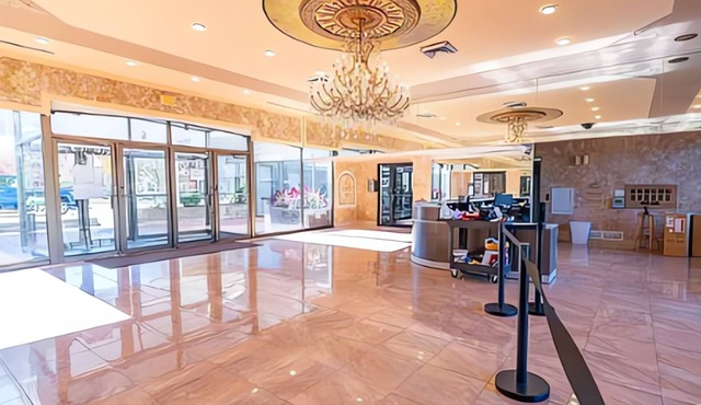 1-Bed Tranquil Penthouse w/Pool, Gym, and Reserved Parking