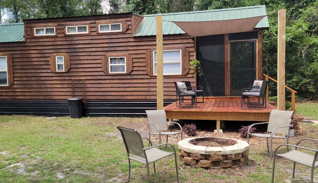 1 bedrm tiny house with sleeping loft, big yard, fire pit and screened in porch!