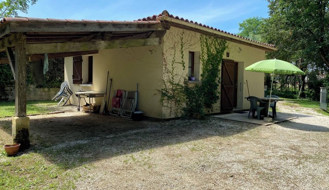 1 Bedroom Private vacation home in Saint-Julien-de-Lampon
