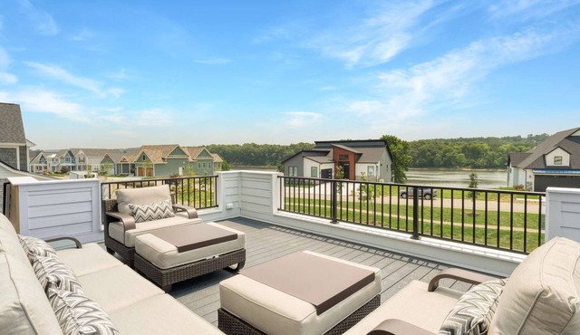 1 Bedroom, 1 Bath Rooftop retreat.