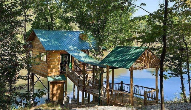 1 BEDROOM 1 BATH, TREE-CABIN BY A 20 ACRE PRIVATE LAKE