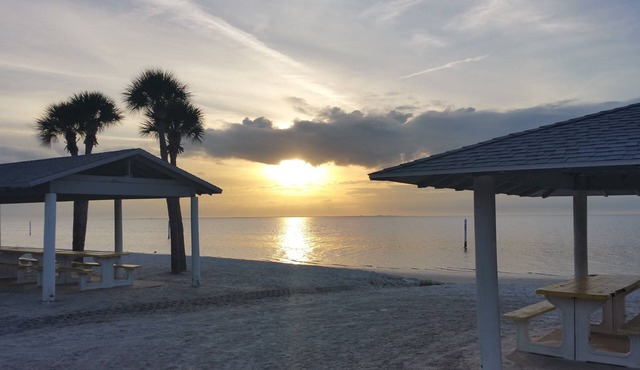 1 Bedroom 1 bath Waterfront Condo Our Tropical Getaway 2 pools and Public Beach