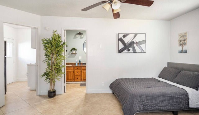 1 Bedroom 1 Bath with separate entrance & Parking