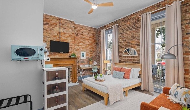 1 bedroom, 1 bathroom studio apartment in Downtown Augusta. The sleeping arrangements for this unit is a full sized bed.