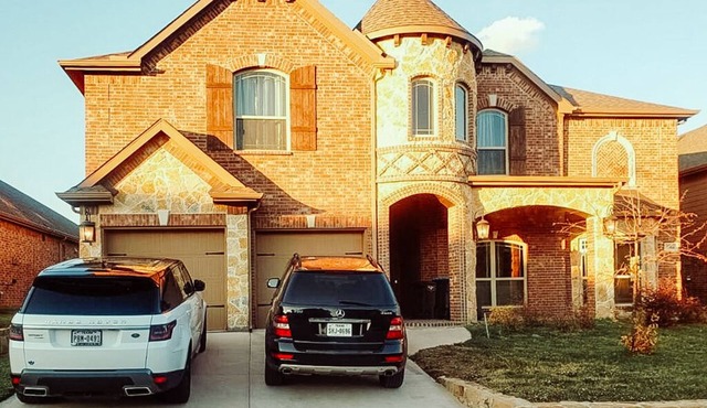1 bedroom, 1 bathroom in a house