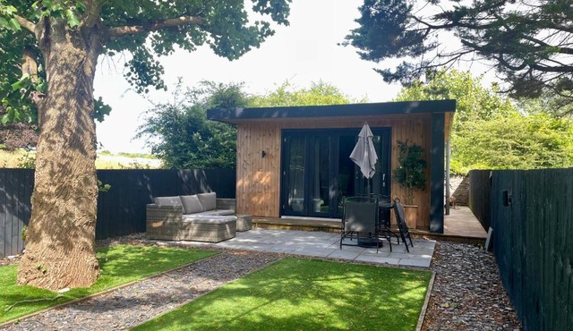 1 bedroom 1 bed cabin retreat with hot tub in Hambrook close to Bristol city centre, MOD, AXA, UWE