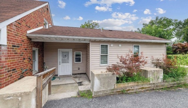 1 bedroom, 1 full bath shower, double vanity, full kitchen, eat in kitchen, deck