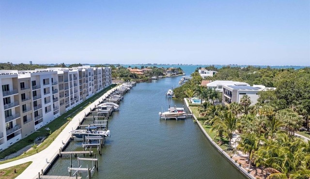 1-bedroom 2 bath condo in fabulous Sarasota, Minutes from Siesta and Lido Beach