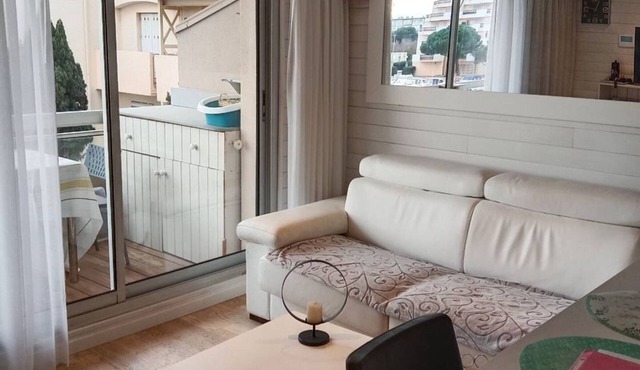 1-Bedroom Apartment with Private Parking and Balcony in Canet Plage