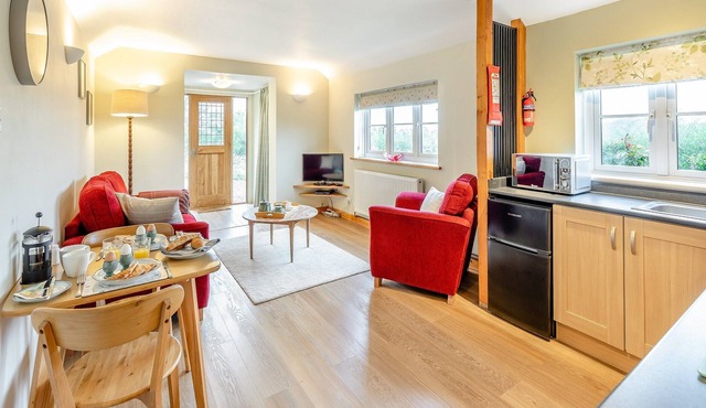 1 bedroom accommodation in Ridgeway Cross, near Malvern