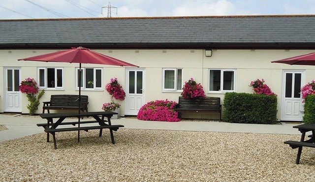 1 bedroom accommodation in Winterbourne, Steepleton