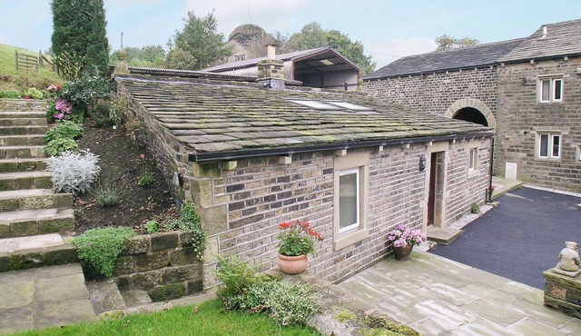1 bedroom accommodation in Delph, Saddleworth