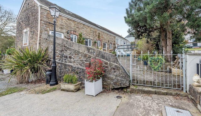 1 bedroom accommodation in Gowerton, Gower