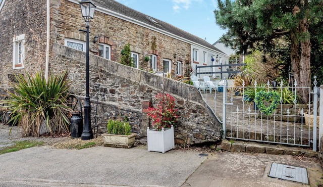 1 bedroom accommodation in Gowerton, Gower