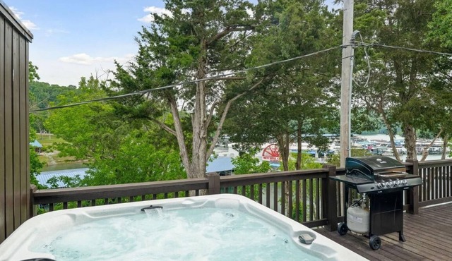 1 Bedroom Anchor Cottage 2 - One bedroom, one murphy bed, one sleeper sofa, with kitchenette