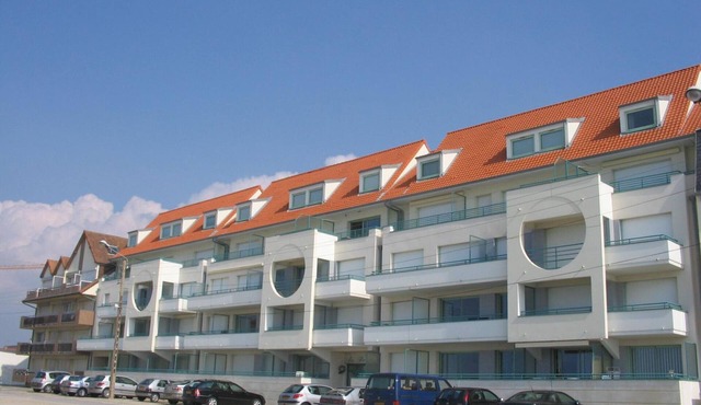 1-bedroom apartment by the sea with balcony, pets allowed