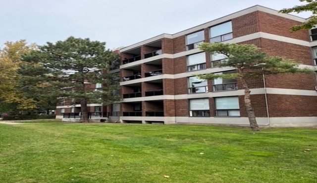 1 Bedroom apartment in residential area in Montreal. 5min walk to shopping mall.