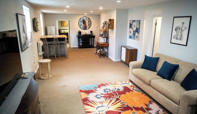 1-bedroom apartment, sleeps 4, in lovely Pilot Mountain-walk to Main st! Unit 2