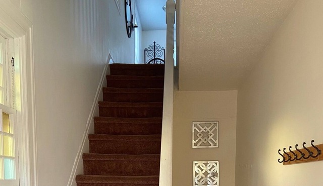 1 bedroom apartment-Close to train-easy commute to NYC 2nd floor