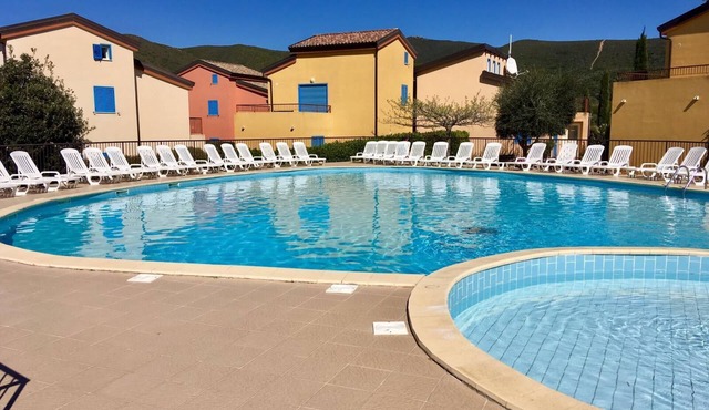 1 bedroom apartment completely renovated in residence with shared swimming pool