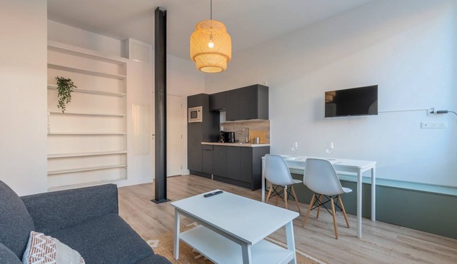 1 bedroom apartment in city center with parking