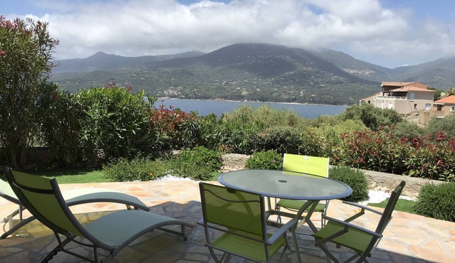 1 bedroom apartment in villa, quiet, sea view, near beaches and town center