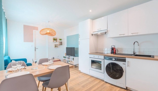 1 bedroom apartment near tram, CHR + parking