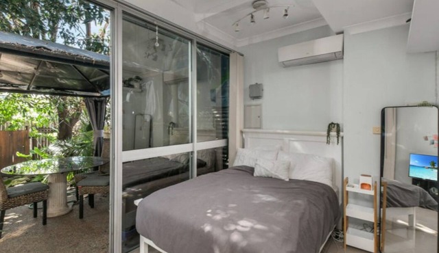 1 Bedroom Apartment, Private Courtyard.