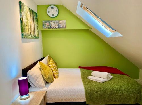 1 Bedroom Apartment, Reception ,Kitchenette, Private Bathroom