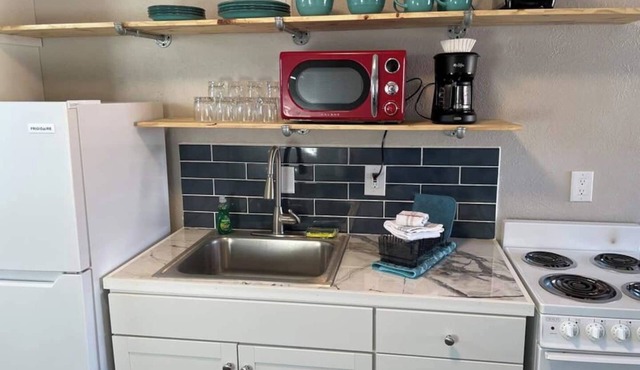 1 Bedroom Apartment near UNM, Nob Hill and downtown.