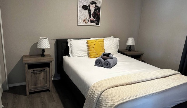 1 Bedroom apartment w/balcony near UNM, Nob Hill and downtown.