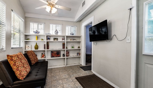 1 bedroom Apartment in quaint triplex 12 blocks from UF and downtown