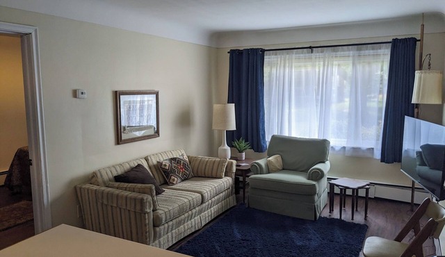 1-bedroom apartment close to Detroit & Expressways. Washer/Dryer.