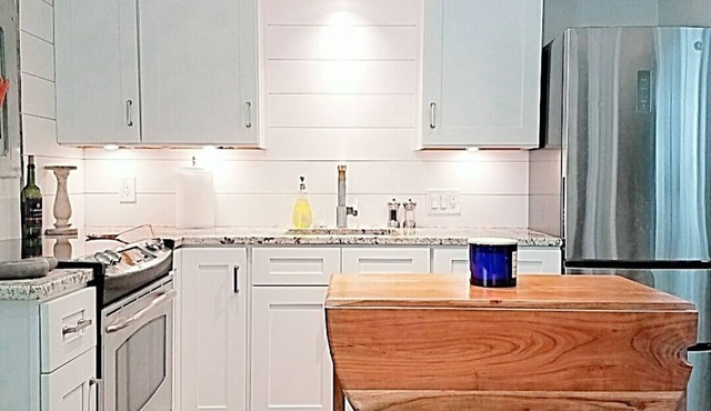 1 bedroom apartment with wood burning stove and paver patio, en suite laundry