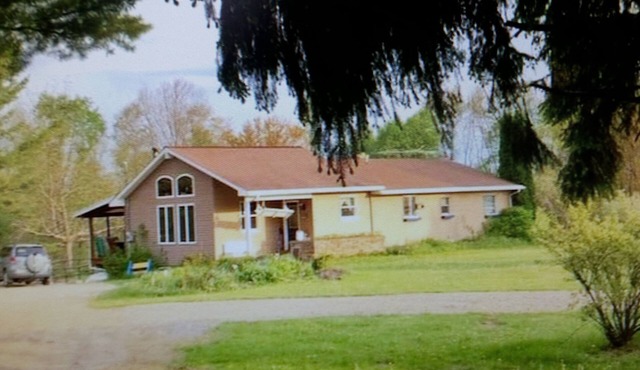 1 bedroom apt nestled in 40 acres of nature. 5 star air bnb rating!