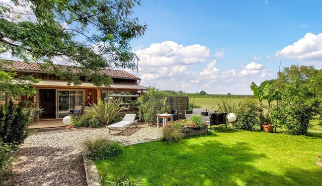 1 bedroom awesome home in Saint-Yaguen