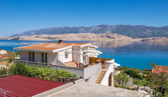 1 bedroom beach front apartment in Bosana