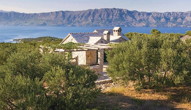 1 bedroom beach front home in Povlja