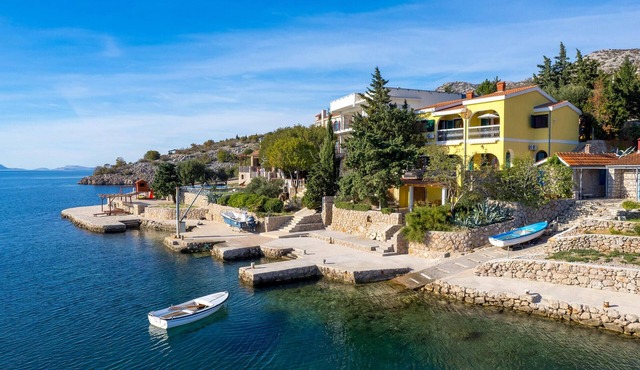 1 bedroom beach front apartment in Lukovo Sugarje