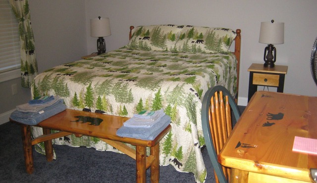 1-bedroom bed & breakfast at Bears Den Lodge B & B/Suit 4