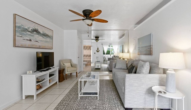 1 bedroom boutique apartment by the beach