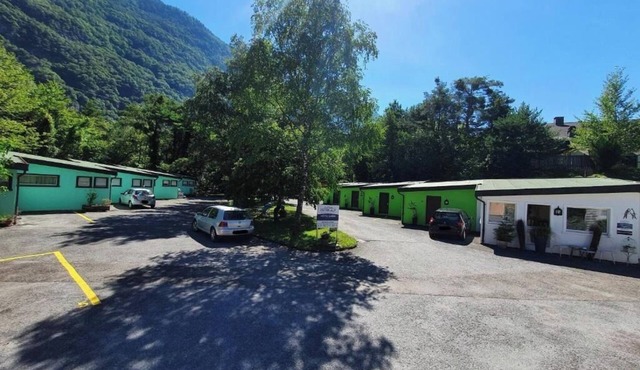 1-bedroom bungalow in adorable St. Maurice attached parking and private terrace