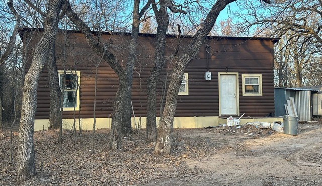 1-bedroom cabin on wooded acreage 30 min from winstar