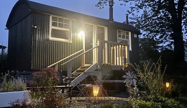 1 Bedroom Cabin Sleeps 2, Private Garden, Wifi