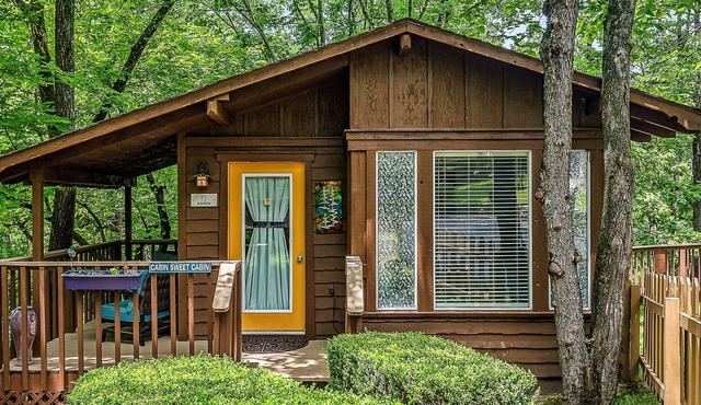 1 Bedroom Cabin In The Woods, Private Covered Porch, Jacuzzi, Kitchen & Hot Tub!