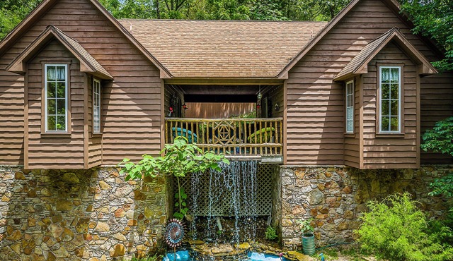 1 Bedroom Cabin In The Woods, Covered Porch, Jacuzzi, Kitchenette and Hot Tub.