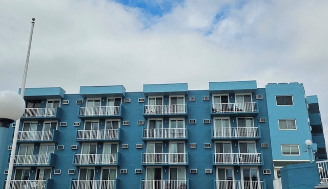 1-Bedroom condo 1.5 blocks from the Beach