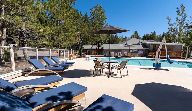 1 Bedroom Condo! Private Beach, Kitchenette, Free Parking, Outdoor Pool!
