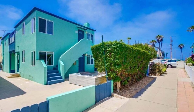 1 Bedroom Condo, Private Patio with Bbq Grill Steps from Bay