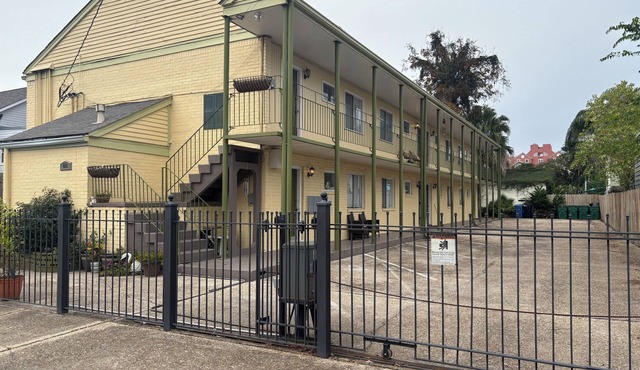 1-bedroom condo, small 8-unit building. On-site gated parking free washer/dryer
